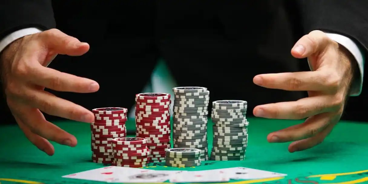 Dealer profesional divisi 303 membagikan kartu baccarat di studio langsung dengan kamera HD
